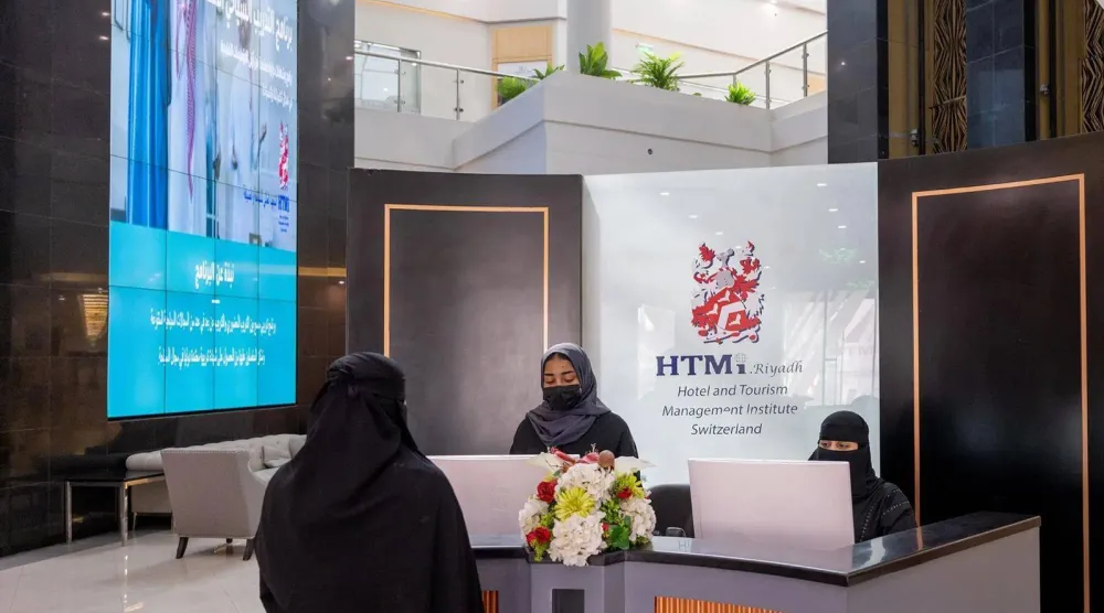 سعوديات يمارسن أعمالهن في سوق العمل السعودية (واس)