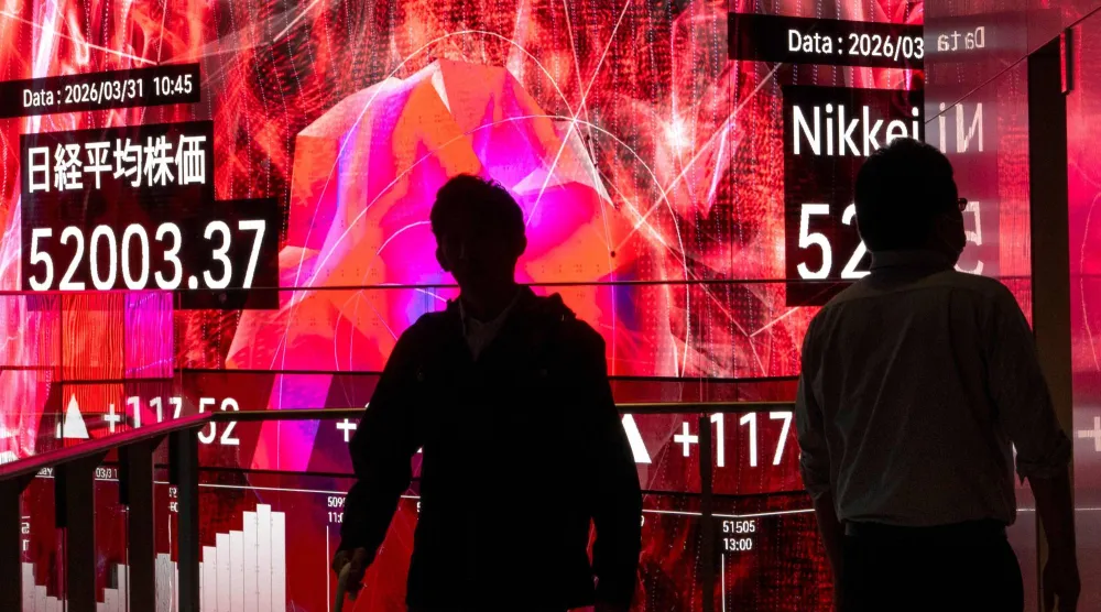لوحة إلكترونية تعرض أرقام مؤشر «نيكي» للأسهم في بورصة طوكيو (أ.ف.ب)