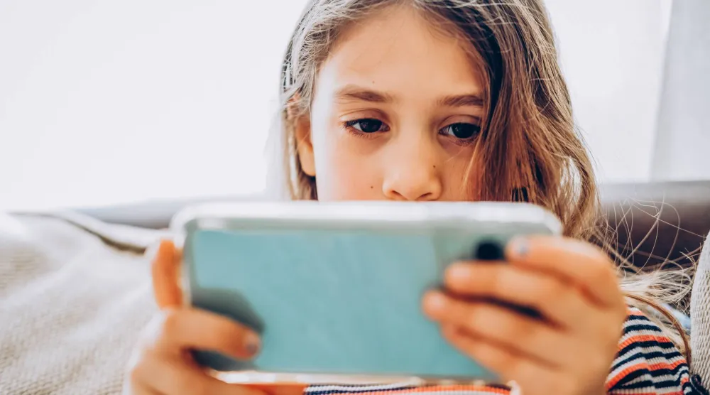 لماذا يعاني بعض المراهقين من إدمان مقاطع الفيديو القصيرة؟