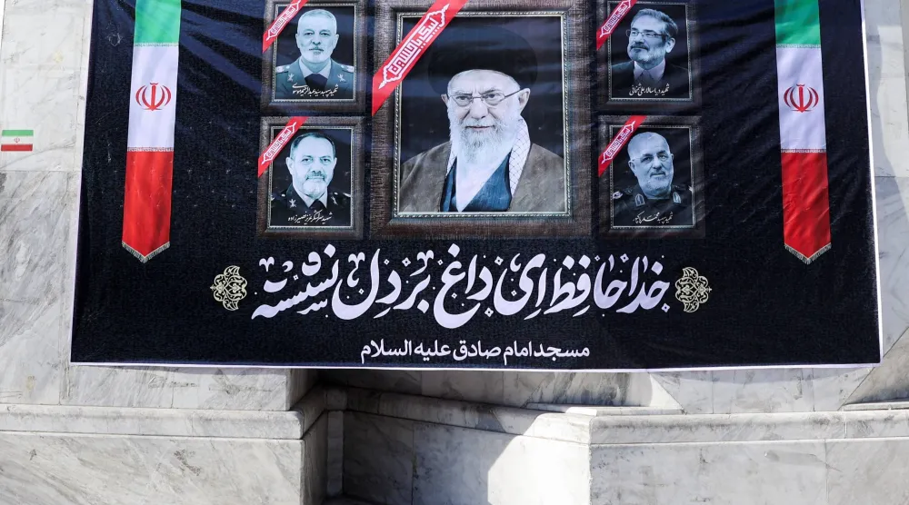 لافتة تكريمية في شارع بطهران للمرشد الإيراني الراحل علي خامنئي ولقادة آخرين قتلوا في بداية الحرب (رويترز)