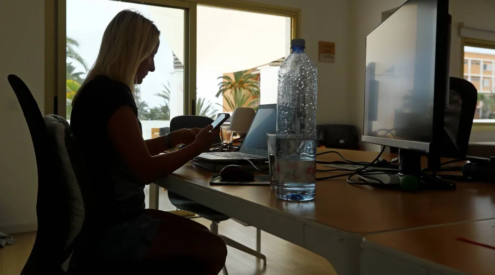 سيدة تعمل من المنزل خلال جائحة كورونا في إسبانيا (أرشيفية - رويترز)