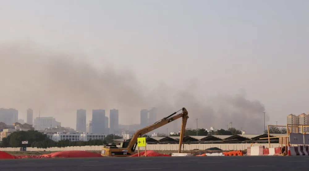 تصاعد الدخان عقب هجوم إيراني سابق في الشارقة بدولة الإمارات العربية المتحدة (رويترز)