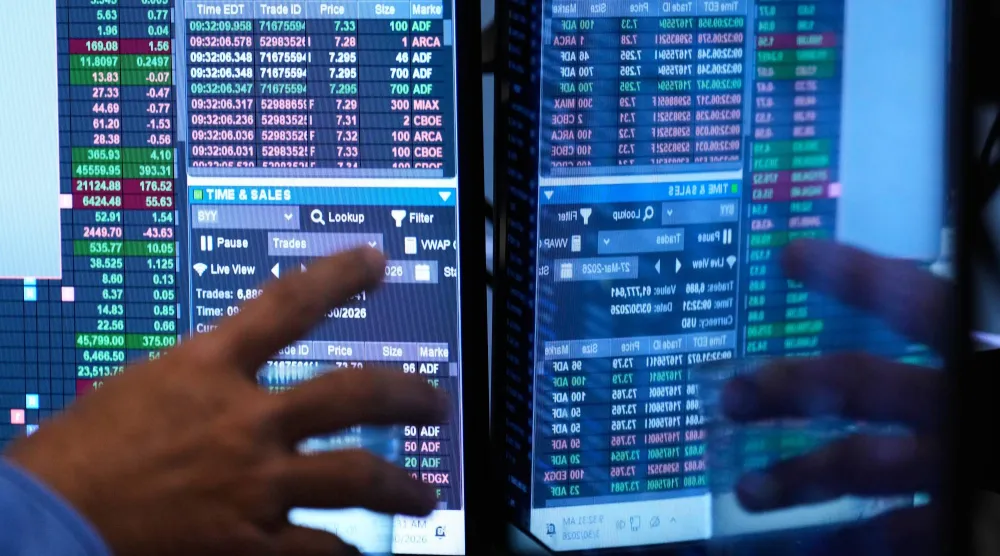 موظفون بقاعة التداول في بورصة نيويورك (أ.ب)