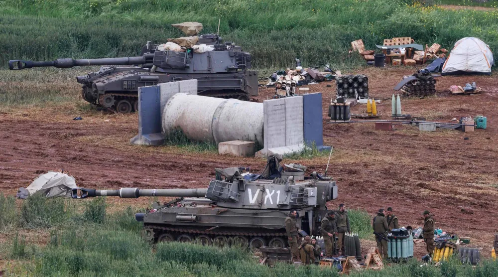 جنود وآليات من الجيش الإسرائيلي قرب الحدود الجنوبية للبنان (أ.ف.ب)