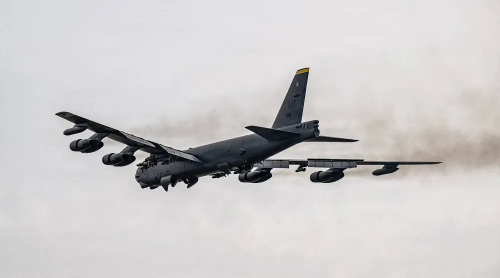 قاذفة أميركية من طراز «بي - 52 ستراتوفورترس» تشارك في عملية «الغضب الملحمي» ضد إيران (رويترز)