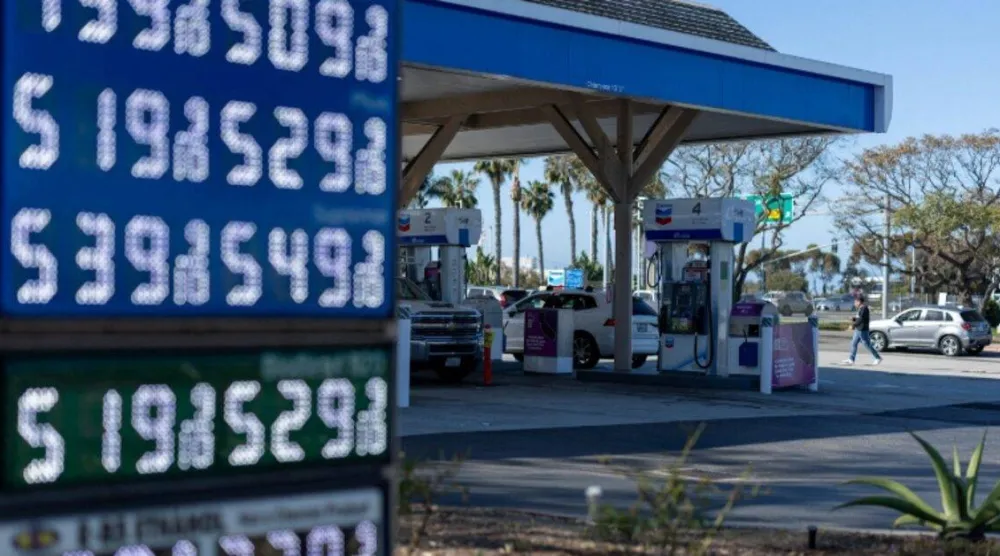 شاشة تعرض أسعار البنزين في محطة وقود بولاية كاليفورنيا يوم 3 مارس 2026 (رويترز)