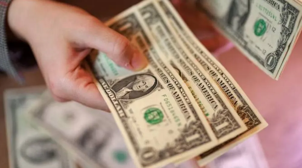 أوراق من الدولار الأميركي (رويترز)