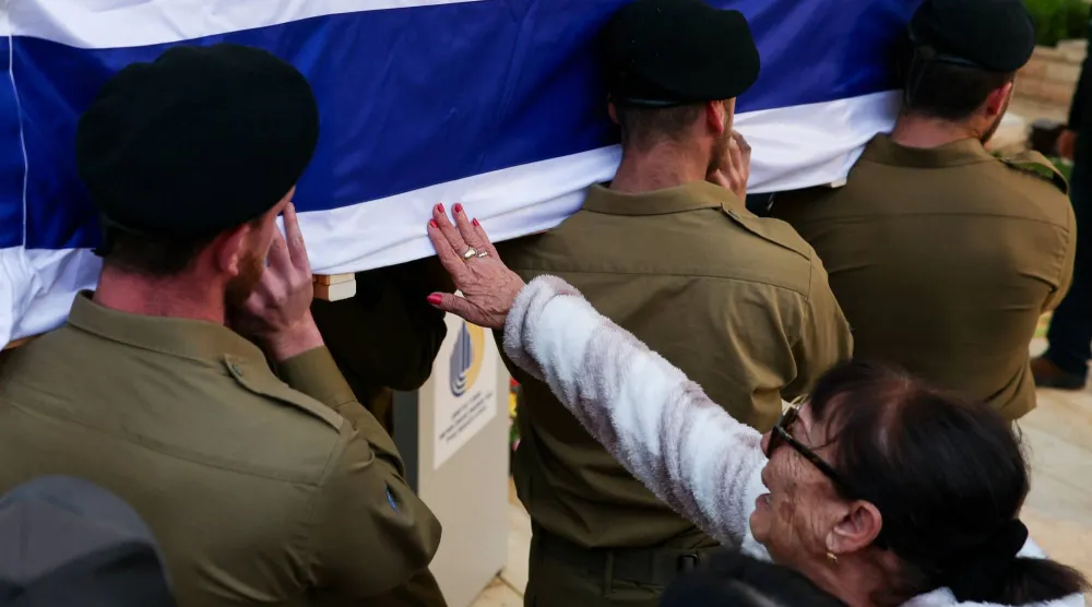 جنود إسرائيليون يحملون نعش جندي قتل في المواجهات مع «حزب الله» بجنوب لبنان (رويترز)