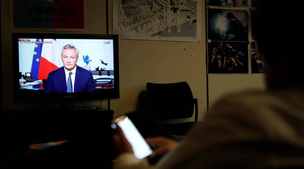 سيدة تشاهد الأخبار (أرشيفية - رويترز)