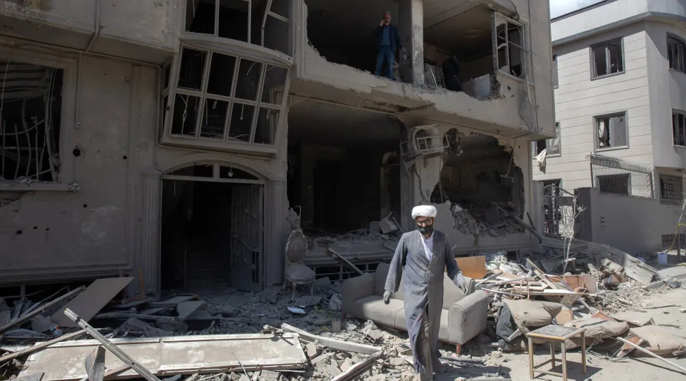 رجل دين يتفقد آثار الغارات الجوية الإسرائيلية - الأميركية التي استهدفت طهران - الاثنين 30 مارس 2026 (نيويورك تايمز)