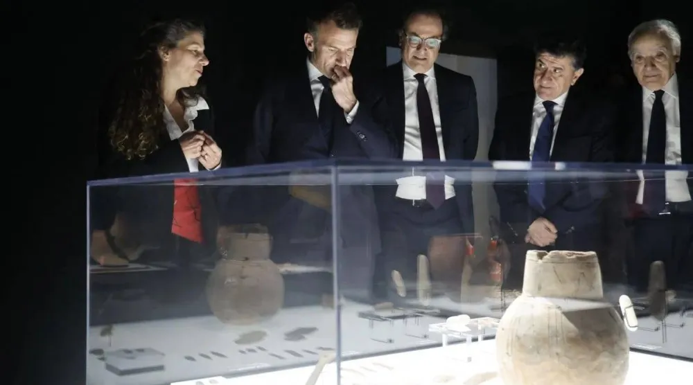 افتتاح معرض بيبلوس في معهد العالم العربي بباريس (وسائل التواصل)