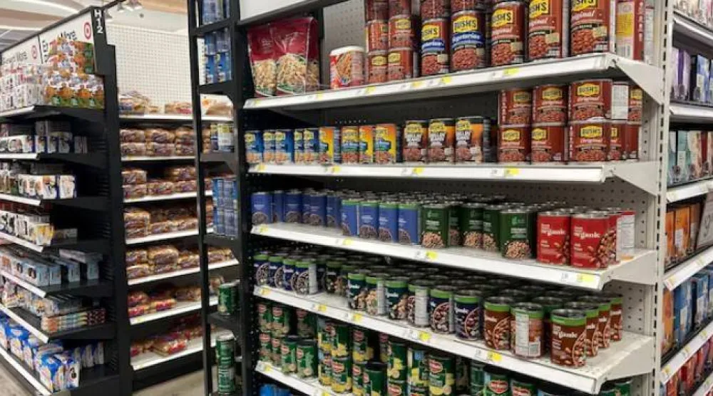 يسهم تناول البقوليات المعلبة في خفض الكولسترول الضار وتحسين صحة القلب (رويترز)