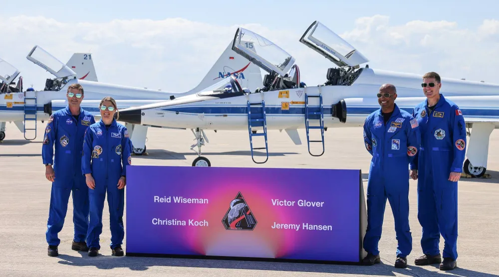 4 رواد فضاء يحملون إلى السماء حكاية عودةٍ طال انتظارها (إ.ب.أ)