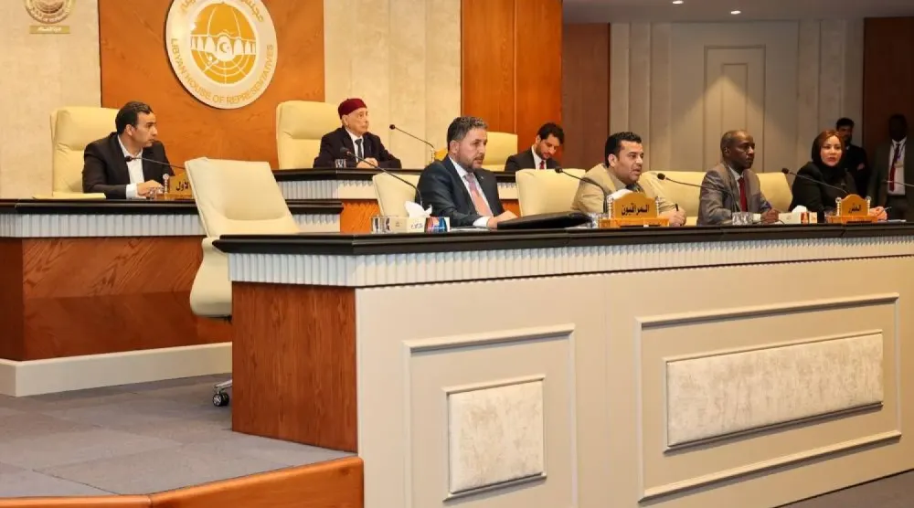 جلسة سابقة لمجلس النواب برئاسة صالح وبحضور نائبيه دومة بـ«اليمين» والنويري بـ«اليسار» (مجلس النواب الليبي)