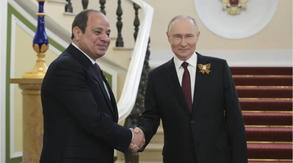 الرئيس الروسي فلاديمير بوتين يصافح نظيره المصري خلال لقائهما بموسكو في مايو الماضي (أ.ب)