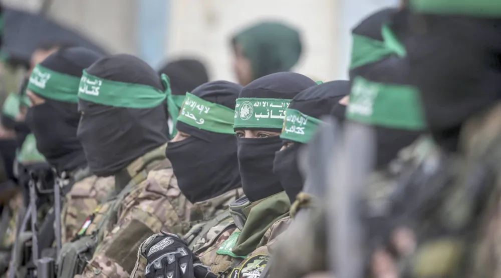 مسلحون من «كتائب عز الدين القسام» التابعة لحركة «حماس» في مخيم النصيرات للاجئين وسط غزة فبراير 2025 (إ.ب.أ)