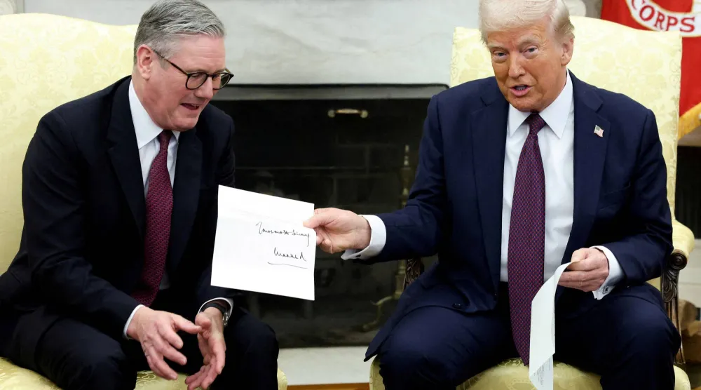 الرئيس الأميركي دونالد ترمب خلال اجتماعه برئيس الوزراء البريطاني كير ستارمر في البيت الأبيض العام الماضي (رويترز)