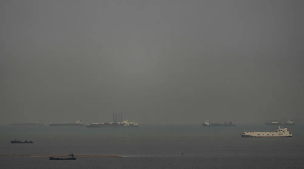 سفن شحن تبحر عبر الخليج العربي كما تُرى من عجمان بالإمارات العربية المتحدة (أ.ب)