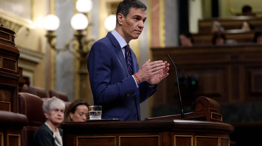 رئيس الوزراء الإسباني بيدرو سانشيز في كلمته أمام نواب البرلمان (أ.ف.ب)