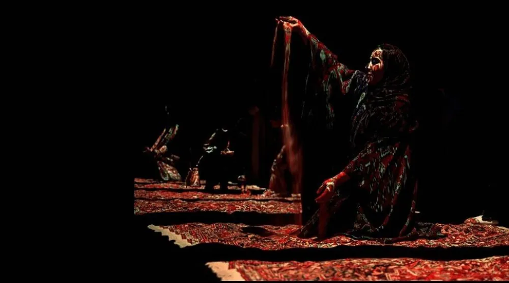 عمل «زولية أمي» يستعيد الذاكرة عبر عرض بصري وصوتي على أرضية رملية (صور الفنان)