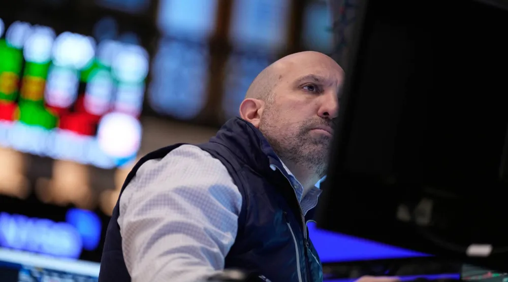 متداول يعمل في بورصة نيويورك (أ.ب)