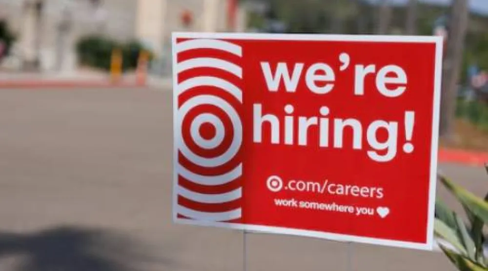 لافتة «نحن نوظف» معروضة خارج متجر «تارغت» في إنسنيتاس بكاليفورنيا (رويترز)