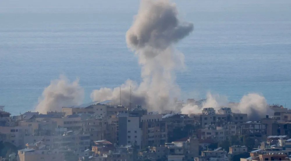 دخان يتصاعد من موقع غارة جوية إسرائيلية استهدفت مبنى مجاوراً للطريق السريع المؤدي إلى مطار بيروت الدولي 31 مارس 2026 (أ.ف.ب)