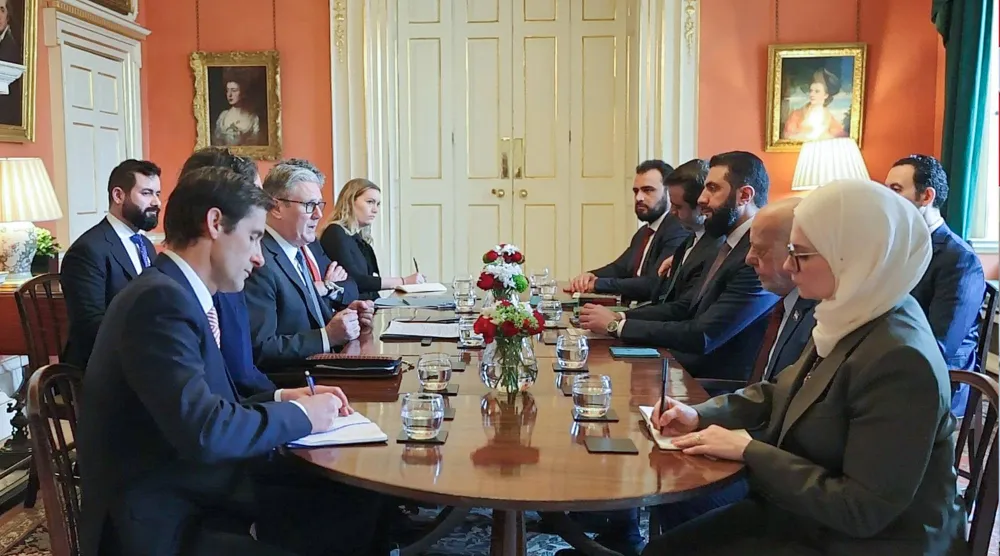 اجتماع الشرع ورئيس الوزراء البريطاني في مقر الحكومة بداوننغ ستريت بحضور مسؤولين من الطرفين (حساب الرئاسة السورية)