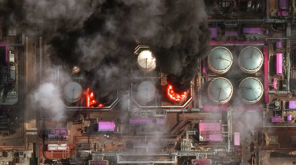 صورة قمر اصطناعي لنيران في مستودعات تخزين للنفط في مرفأ أوست - لوغا على بحر البلطيق الذي استهدف مراراً بغارات أوكرانية (رويترز)