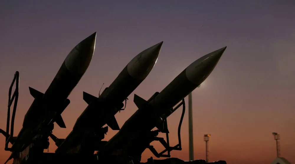 صواريخ إيرانية تُعرض في متحف القوات الجوية التابع لـ«الحرس الثوري» بطهران (رويترز)