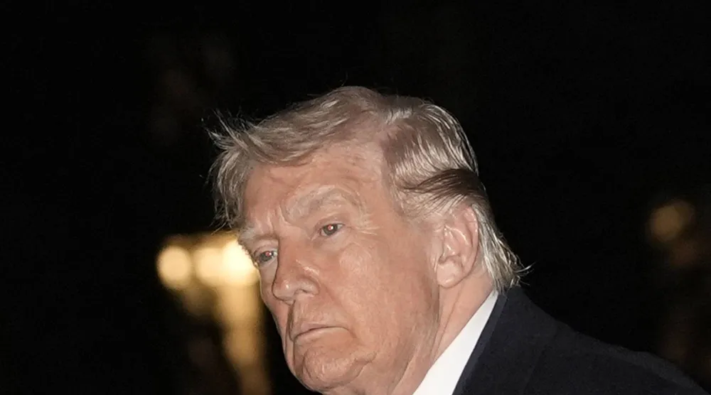 الرئيس الأميركي دونالد ترمب يسير في الحديقة الجنوبية للبيت الأبيض لدى عودته إلى العاصمة واشنطن يوم 29 مارس 2026 (إ.ب.أ)