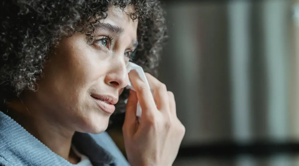 البكاء يحفّز الجسم على إفراز هرمونات تساعد في تحسين المزاج (بيكسلز)