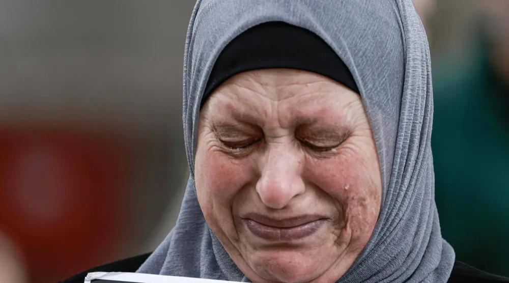 والدة الأسيرين الفلسطينيين أحمد ومعين أبو لاوي تبكي خلال مظاهرة في نابلس بالضفة الغربية المحتلة يوم الثلاثاء بعد إقرار إسرائيل لإعدام الأسرى الفلسطينيين (أ.ف.ب) 