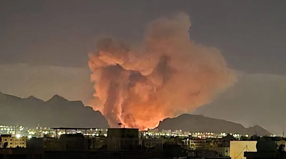 وهج انفجار ضخم في ضواحي أصفهان فجر الثلاثاء (شبكات التواصل)