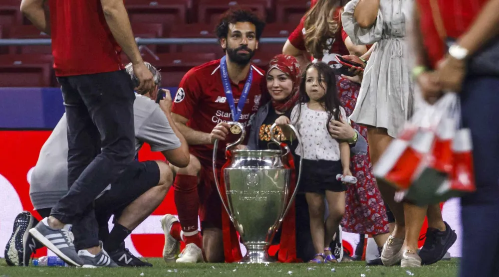 محمد صلاح وأسرته وفرحة الفوز بلقب دوري أبطال أوروبا (غيتي)
