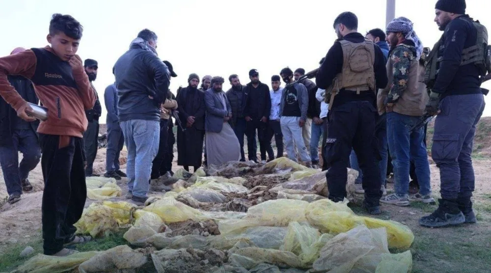تجمع الأهالي حول مقبرة الكم الصيني الجماعية التي كشفتها الأمطار في الحسكة شمال شرقي سوريا (مديرية إعلام الحسكة)