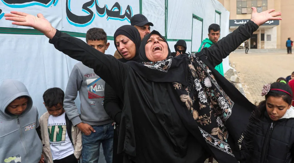 امرأة تبكي خلال جنازة 6 فلسطينيين قُتلوا في غارات إسرائيلية في مستشفى ناصر بخان يونس جنوب قطاع غزة (رويترز)
