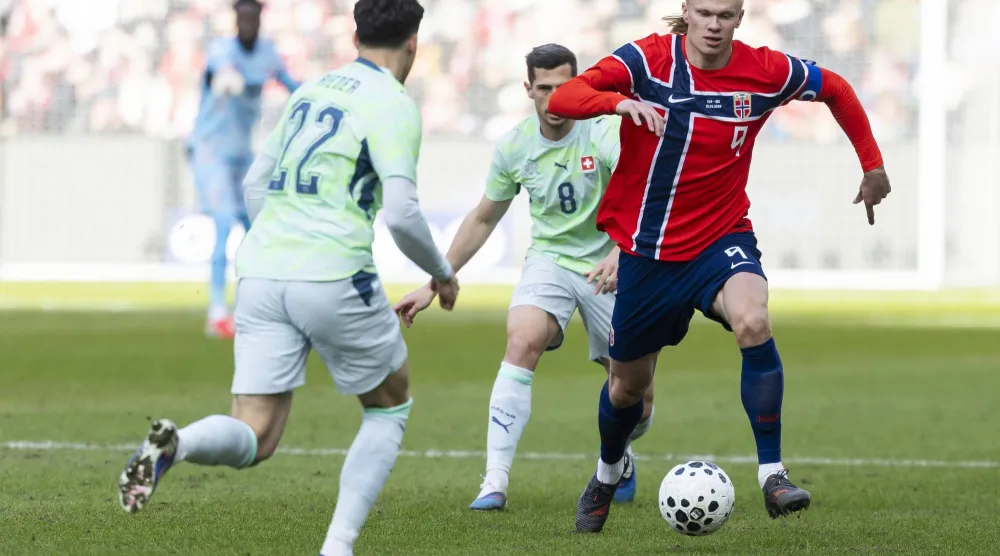 إرلينغ هالاند شارك في تعادل النرويج مع سويسرا ودياً (إ.ب.أ) 