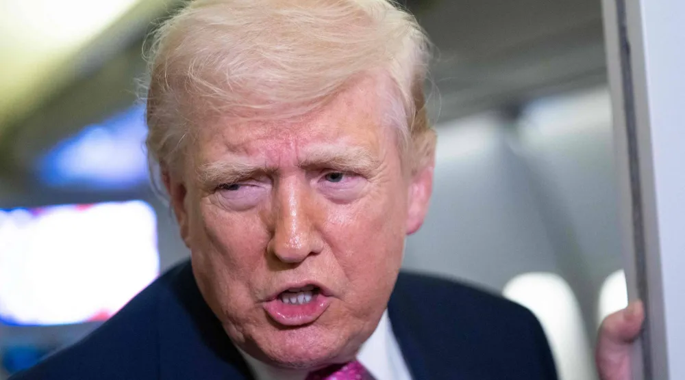 الرئيس الأميركي دونالد ترمب يتحدث مع وسائل الإعلام على متن طائرة الرئاسة في 29 مارس 2026 أثناء توجهه إلى قاعدة أندروز المشتركة في ماريلاند (أ.ف.ب)