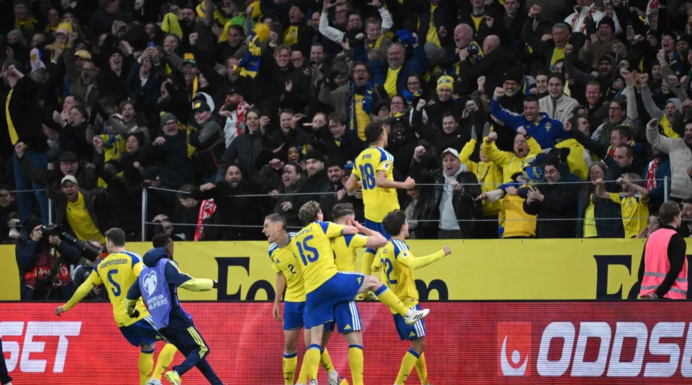 فيكتور جيوكيريس يحتفل بهدف الفوز القاتل للسويد على بولندا (أ.ف.ب)