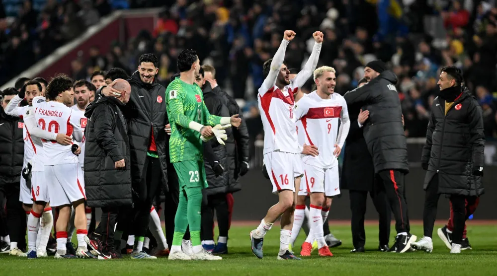 فرحة لاعبي تركيا بالفوز على كوسوفو والتأهل للمونديال (أ.ف.ب)