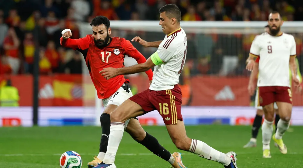 مهند لاشين نجم منتخب مصر في كرة مشتركة مع قائد منتخب إسبانيا رودري (أ.ب)
