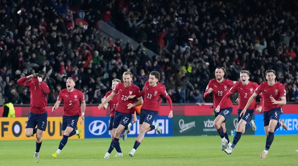 فرحة لاعبي التشيك بالعودة للمونديال بعد غياب 20 عاما (أ.ب)