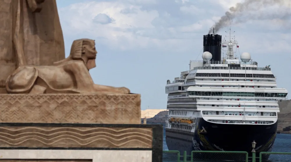 Mısır'ın Süveyş Kanalı'ndan geçen bir gemi, 25 Kasım 2025