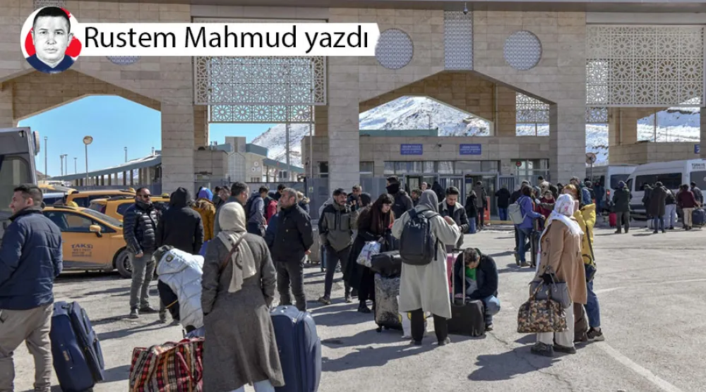  Türkiye'nin kuzeydoğusundaki Kapıköy (Razi) Sınır Kapısı’na ulaşan İranlılar, 3 Mart 2026 (AFP)