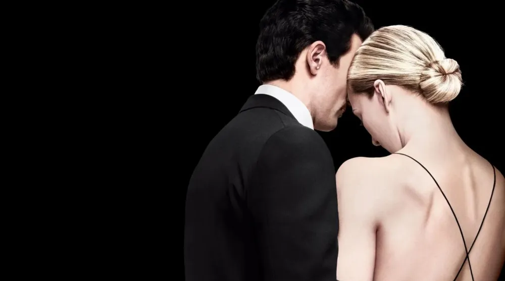 Love Story, Kennedy Jr. ve Carolyn Bessette'ın arasındaki karşı konulmaz çekimi, fırtınalı ilişkiyi ve medyanın gözü önündeki evliliklerini konu alıyor (FX)