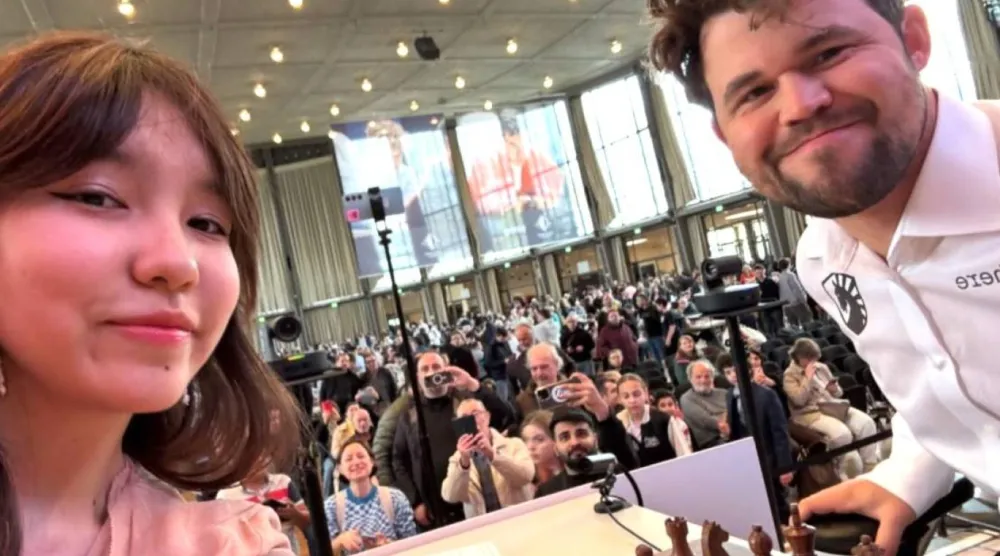 Alua Nurman satranç büyükustası Magnus Carlsen'la özçekim yapıyor (Instagram/Alua Nurman)