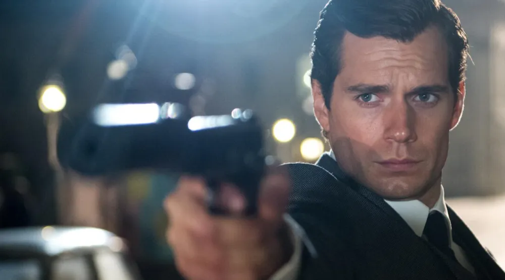 Guy Ritchie'nin yönettiği ve 1960'ların Soğuk Savaş atmosferinde geçen 2015 yapımı Kod Adı: U.N.C.L.E.'da (The Man from U.N.C.L.E.) Henry Cavill, Amerikalı ajan Solo rolündeydi (Warner Bros. Pictures)