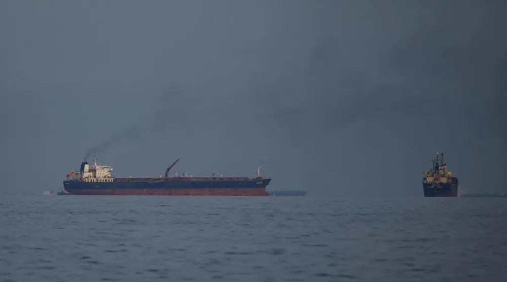 Tahran yönetimi, Hürmüz Boğazı'ndan sadece İran ordusunun koordinasyonuyla geçilebileceğini bildirmişti (AP)