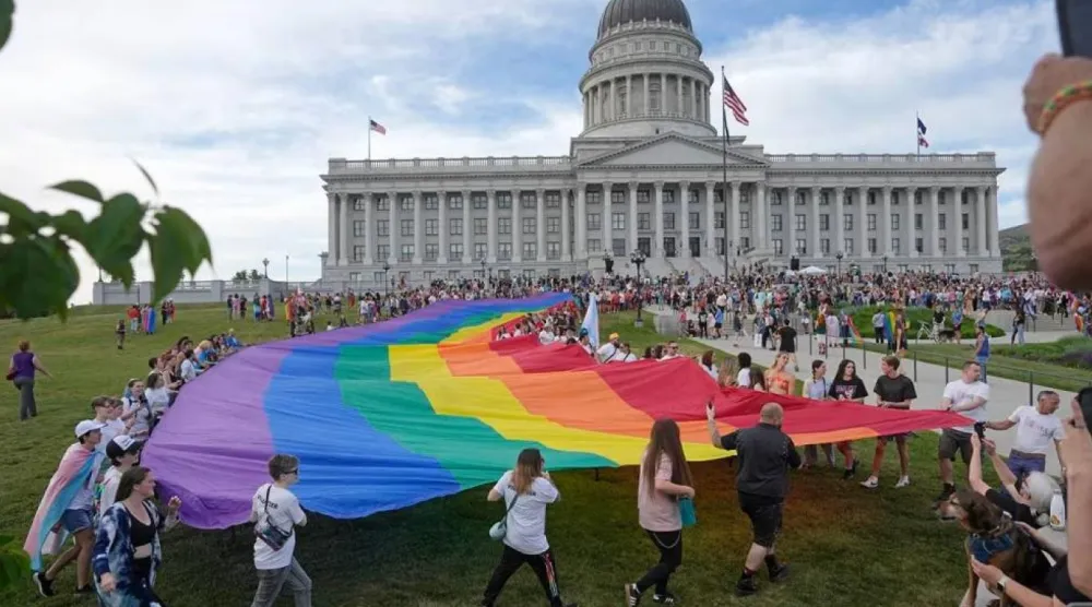Tennessee Valisi Bill Lee, haziranı "Çekirdek Aile Ayı" ilan eden kararı imzalarken metinde "çekirdek aile", bir karı-koca ve biyolojik, evlatlık veya himayeye alınan çocuklar olarak tanımlanıyor. Hamleyi eleştirenler bunun, Cumhuriyetçilerin LGBTQ bireylerin Onur Ayı'nı göz ardı etme girişimi olduğunu savunuyor (Rick Bowmer/AP)